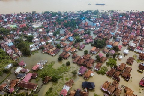 Foto udara permukiman yang terendam banjir di Seberang Kota Jambi (Sekoja), Jambi, Jumat (12/1/2024). Foto: Wahdi Septiawan/Antara Foto