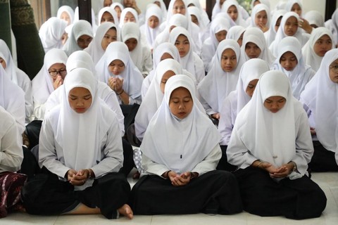 Santi Pondok Pesantren Nurul Iman dalam menggelar doa bersama di Desa Rabak, Kecamatan Rumpin, Kabupaten Bogor, Jawa Barat, Kamis (11/1/2024). Fot