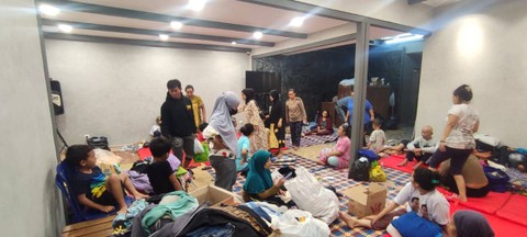 Suasana di posko pengungsian warga terdampak banjir di Jalan Braga, Kota Bandung. Foto: Rachmadi Rasyad/kumparan