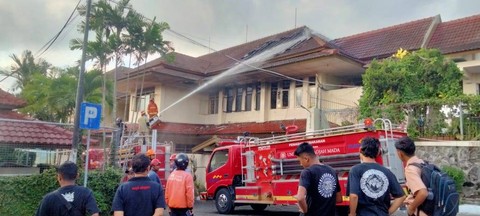 Kebakaran di gedung administrasi Rumah Sakit Panti Nugroho Pakem, Kabupaten Sleman berhasil dipadamkan. Foto: Polsek Pakem