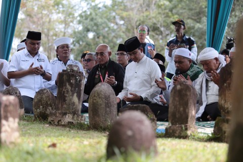 Capres nomor urut 1 Anies Baswedan berziarah ke makam Syekh Mahmud di Barus, Tapanuli Tengah, Jumat (12/1). Foto: Dok. Istimewa