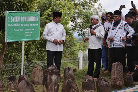 Capres nomor urut 1 Anies Baswedan berziarah ke Makam Papan Tinggi, Desa Penanggahan, Kecamatan Barus Utara, Kabupaten Tapanuli Tengah, Jumat (12/1). Foto: Dok. Istimewa