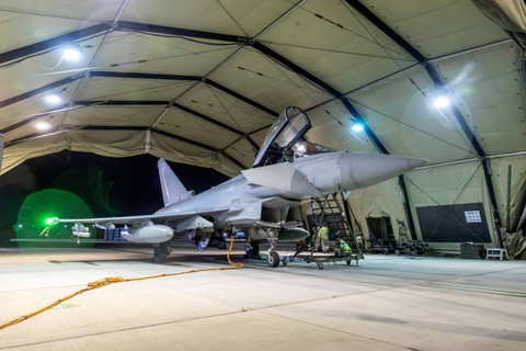 Pesawat RAF Typhoon setelah kembalinya pesawat tersebut menyerang sasaran militer di Yaman. Foto: Sersan Lee Goddard/UK MOD/via REUTERS