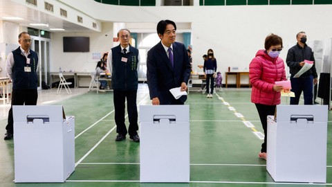 Lai Ching-te, wakil presiden Taiwan dan kandidat presiden dari Partai Progresif Demokratik (DPP) yang berkuasa, memberikan suaranya di tempat pemungutan suara di Tainan, Taiwan 13 Januari 2024. Foto: REUTERS/Ann Wang
