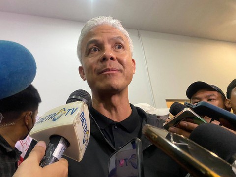 Capres nomor urut 03, Ganjar Pranowo usai menghadiri acara Silaturahmi Lintas Agama di DBL Arena, Surabaya, pada Sabtu (13/1/2024). Foto: Farusma Okta Verdian/kumparan