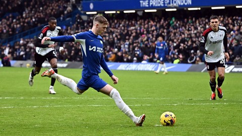 Cole Palmer melepas tendangan penalti saat Chelsea vs Fulham dalam laga lanjutan Liga Inggris di Stadion Stamford Bridge pada Sabtu (13/1/2024) malam WIB. Foto: REUTERS/Dylan Martinez