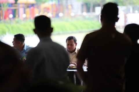 Calon Presiden nomor urut 2, Prabowo Subianto makan siang bersama dengan masyarakat Medan yang terdiri dari berbagai profesi seperti nelayan, penarik becak motor hingga petani di Resto Kembang, Medan, Sumatra Utara, Sabtu (13/1/2024) siang. Foto: Dok. Istimewa