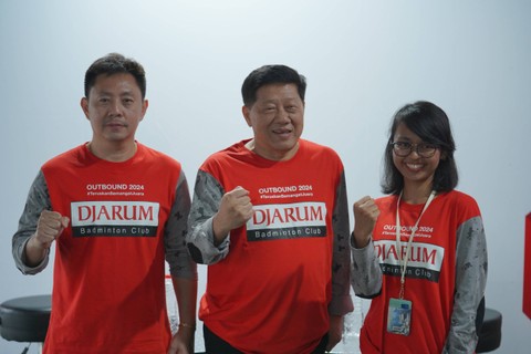 Program Director Bakti Olahraga Djarum Foundation, Yoppy Rosimin (tengah), dalam kegiatan outbond PB Djarum untuk mematangkan psikologi atlet di Zone 235 Cikole, Lembang, Bandung, Jawa Barat, pada 10-13 Januari 2023. Foto: PB Djarum