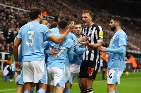Dan Burn (tengah) bereaksi setelah selebrasi Bernardo Silva dalam pertandingan Liga Inggris 2023/24 antara Newcastle United vs Manchester City di Stadion St. James' Park, Inggris, pada Senin (14/1). Foto: Lee Smith/Reuters
