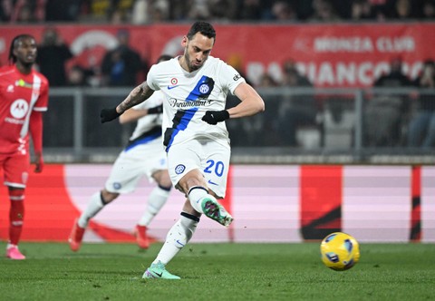 Hakan Calhanoglu mencetak gol dari titik putih dalam pertandingan Liga Italia 2023/24 antara Monza vs Inter Milan di Stadion Brianteo, Monza, Italia, pada Minggu (14/1). Foto: Alberto Lingria/Reuters