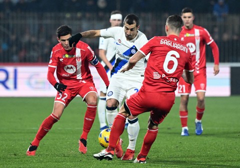 Henrikh Mkhitaryan (tengah) beraksi dalam pertandingan Liga Italia 2023/24 antara Monza vs Inter Milan di Stadion Brianteo, Monza, Italia, pada Minggu (14/1). Foto: Alberto Lingria/Reuters