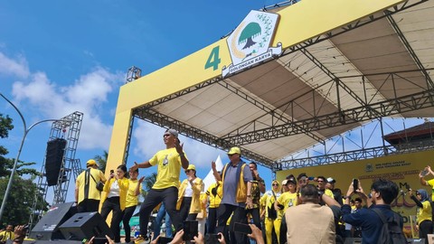 Ketum Golkar Airlangga Hartarto bersama istrinya Yanti Airlangga, Ketua DPD Partai Golkar NTB, H. Mohan Roliskana hingga Anggota Komisi III DPR RI Sari Yuliati menghadiri Senam Gemoy di Lombok, Minggu (14/1/2024). Foto: Annisa Thahira Madina/kumparan