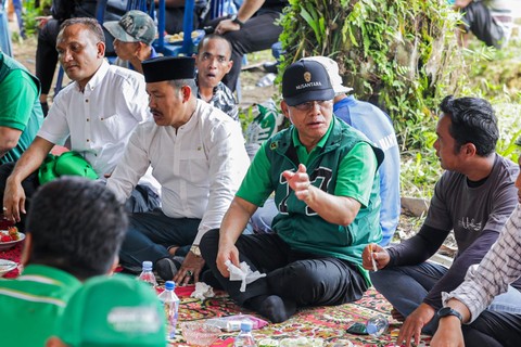 Plt Ketua Umum PPP Muhamad Mardiono berdiskusi bersama kelompok tani di Desa Sungai Pulai, Kecamatan Muara Tembesi, Kabupaten Batang Hari, Jambi, Sabtu (13/1/2024). Foto: Dok. Istimewa