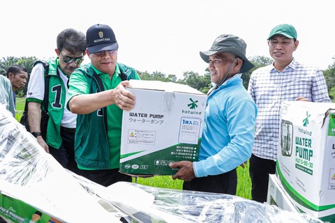 Plt Ketua Umum PPP Muhamad Mardiono memberikan bantuak kepada kelompok tani di Desa Sungai Pulai, Kecamatan Muara Tembesi, Kabupaten Batang Hari, Jambi, Sabtu (13/1/2024). Foto: Dok. Istimewa