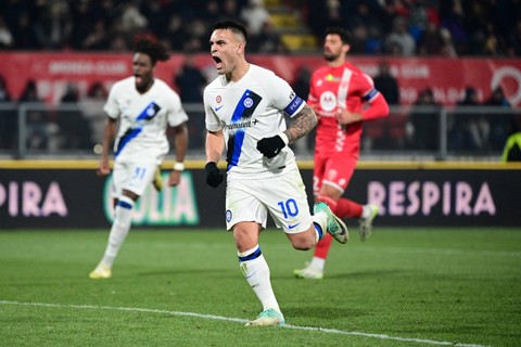 Selebrasi pemain Inter Milan Lautaro Martinez usai mencetak gol ke gawang AC Monza pada pertandingan Liga Italia di Stadion Brianteo, Monza, Minggu (14/1/2024). Foto: Piero CRUCIATTI / AFP