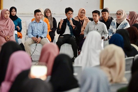 Alam Ganjar berdiskusi bersama ratusan anak muda dalam acara Sandination: Diskusi Aspirasi Pemuda Banten di Aula SMKN 2, Serang, Banten, Sabtu (13/1). Foto: Dok. Istimewa