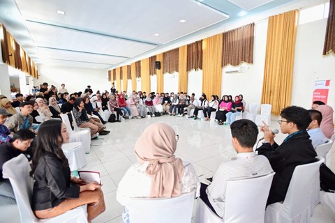 Alam Ganjar berdiskusi bersama ratusan anak muda dalam acara Sandination: Diskusi Aspirasi Pemuda Banten di Aula SMKN 2, Serang, Banten, Sabtu (13/1). Foto: Dok. Istimewa