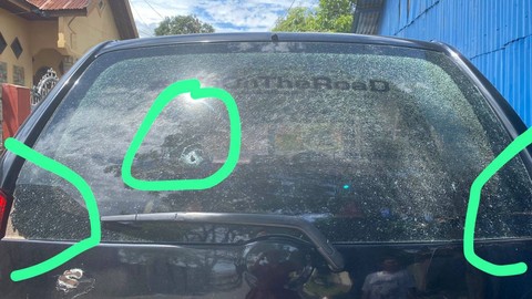 Mobil Ketua tim Garda Prabowo-Gibran Sulawesi Selatan, Jabal Nur, ditembak orang tak dikenal (OTK), Sabtu (13/1/2024). Foto: Dok. Istimewa
