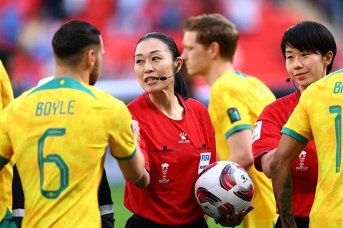 Wasit Yamashita Yoshimi saat memimpin laga Grup B Piala Asia 2023 antara Australia melawan India di Stadion Ahmad bin Ali, Al Rayyan, Qatar, Sabtu (13/1/2024). Foto: Molly Darlington/REUTERS