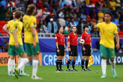 Wasit Yamashita Yoshimi saat memimpin laga Grup B Piala Asia 2023 antara Australia melawan India di Stadion Ahmad bin Ali, Al Rayyan, Qatar, Sabtu (13/1/2024). Foto: Molly Darlington/REUTERS