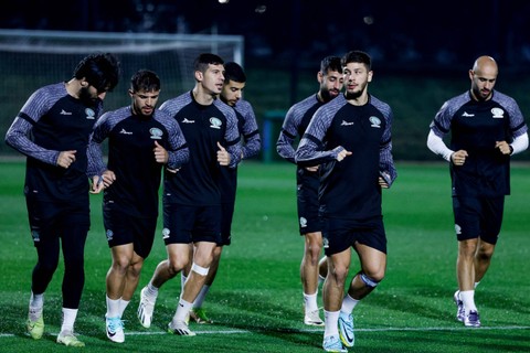 Timnas Palestina menggelar latihan di Onaiza Park, Doha, Qatar. Foto: KARIM JAAFAR / AFP