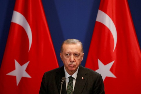 Presiden Turki Recep Tayyip Erdogan menyampaikan pernyataan, di Budapest, Hongaria. Foto: Bernadett Szabo/REUTERS