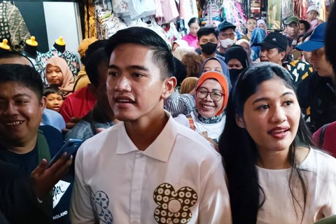 Ketum PSI Kaesang Pangarep dan istrinya Erina Gudono berkunjung ke Pasar Beringharjo, Minggu (14/1/2024). Foto: Arfiansyah Panji Purnandaru/kumparan