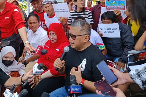 Sekjen PDIP, Hasto Kristiyanto, saat ditemui wartawan usai blusukan di Rusun Tanah Tinggi, Jakarta Pusat, Minggu (14/1/2024). Foto: Fadhil Pramudya/kumparan