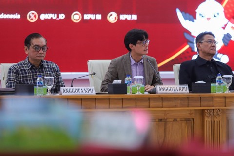 Komisioner Komisi Pemilihan Umum (KPU), August Mellaz (tengah) didampingi komisioner Yulianto Sudrajat (kiri) dan Deputi Bidang Dukungan Teknis Eberta Kawima memimpin rapat koordinasi di Gedung KPU, Imam Bonjol, Jakarta, Minggu (14/1/2024). Foto: Iqbal Firdaus/kumparan