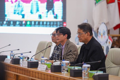 Komisioner Komisi Pemilihan Umum (KPU), August Mellaz (tengah). Foto: Iqbal Firdaus/kumparan