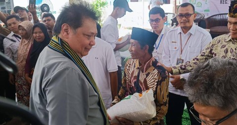 Menko Perekonomian Airlangga Hartarto memberikan bantuan pangan ke warga di Mandalika, Lombok, Minggu (14/1/2024). Foto: Annisa Thahira Madina/kumparan