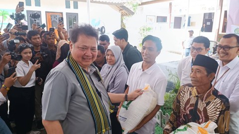 Menko Perekonomian Airlangga Hartarto memberikan bantuan pangan ke warga di Mandalika, Lombok, Minggu (14/1/2024). Foto: Annisa Thahira Madina/kumparan