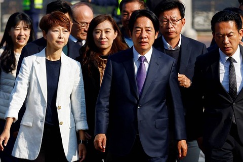 wakil presiden Taiwan dan kandidat presiden dari Partai Progresif Demokratik (DPP), Lai Ching-te memberikan suaranya dalam pemilihan presiden dan parlemen di Tainan, Taiwan, Jumat (13/1/2024). Foto: Ann Wang/REUTERS