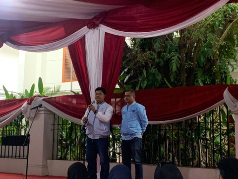 Wakil Ketua TKN Prabowo-Gibran, Juri Ardiantoro menerima dukungan dari Penjahit Indonesia Raya di Kertanegara 4, Jakarta, Minggu (14/1/2024). Foto: Luthfi Humam/kumparan