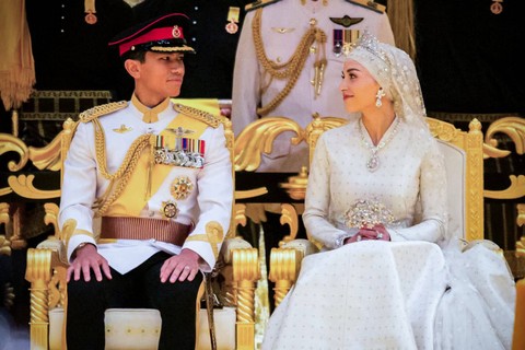 Pangeran Abdul Mateen dan istrinya Anisha Rosnah saat prosesi pernikahan di ibu kota Brunei, Bandar Seri Begawan pada Minggu (14/1/2024). Foto: Iqbal Dato Hj Selamat / AFP