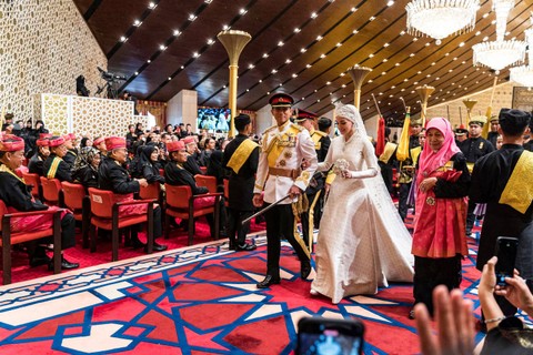 Pangeran Abdul Mateen dan istrinya Anisha Rosnah saat prosesi pernikahan di ibu kota Brunei, Bandar Seri Begawan pada Minggu (14/1/2024). Foto: Iqbal Dato Hj Selamat / AFP