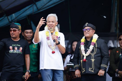 Capres nomor urut 03 Ganjar Pranowo mengikuti panen raya bandeng di Desa Tanjung Pakis, Pakis Jaya, Karawang, pada Minggu (14/1/2024). Foto: Dok. Istimewa