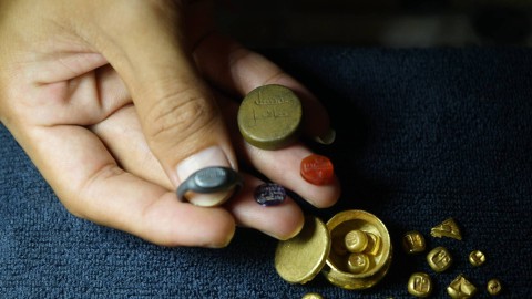 Benda berharga berbentuk cincin dan koin milik kolektor asal Palembang yang ditemukan di dasar sungai musi, Minggu (14/1) Foto: abp/urban id