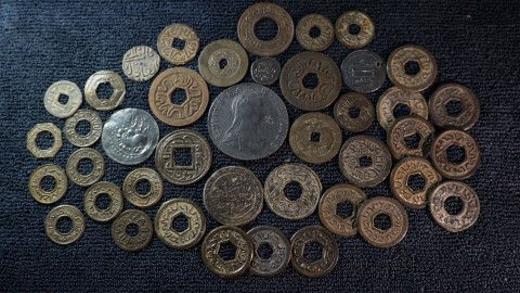 Benda berharga berupa koin kesultanan yang juga ditemukan di dasar sungai musi Palembang, Minggu (14/1) Foto: abp/urban id