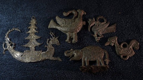 benda berharga berupa aksesoris perunggu yang ditemukan di dasar sungai musi Palembang, Minggu (14/1) Foto: abp/urban id