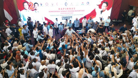 Capres nomor urut 2 Prabowo Subianto di hadapan pendukung dalam acara Konfederasi Serikat Pekerja Nusantara (KSPN) di Soreang, Kabupaten Bandung, Jawa Barat, Minggu (14/1). Foto: Dok. Istimewa