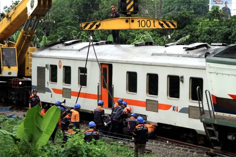 Petugas menggunakan Kereta luar biasa (KLB) Crane mengevakuasi kereta api KA Pandalungan relasi Gambir-Surabaya-Jember yang anjlok di emplasemen Stasiun Tanggulangin, Sidoarjo, Jawa Timur, Minggu (14/1/2024). Foto: Umarul Faruq/Antara Foto