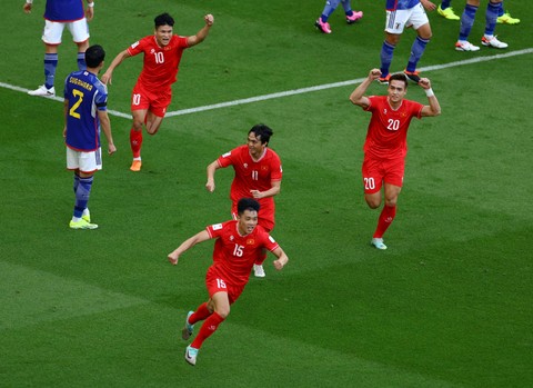 Nguyen Dinh Bac dari Vietnam merayakan gol pertama mereka bersama Nguyen Tuan Anh dan Bui Hoang Viet Anh saat pertandingan Piala Asia AFC di Stadion Al Thumama, Doha, Qatar. Foto: Molly Darlington/Reuters