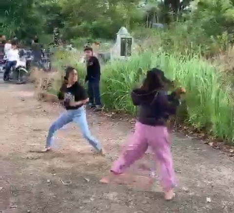 Potongan gambar video aksi duel remaja putri di Palembang. (ist)