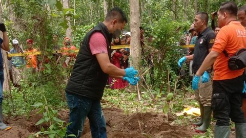 Penemuan mayat di kebun jati, Desa Andongsari, Kecamatan Ambulu, Jember, Minggu (14/1/2024). Foto: Dok. Istimewa