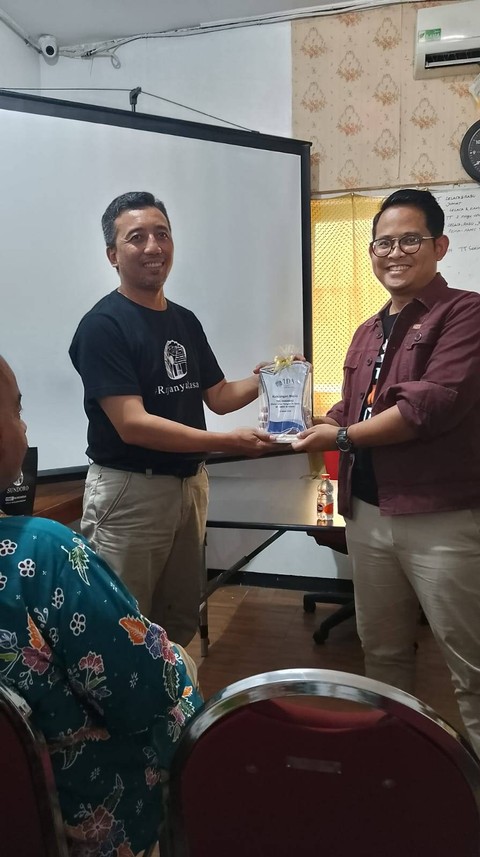 Ketua TDA Semarang menyerahkan souvenir pada Bakmi sundoro yang diwakili CFO bernama pak adi
