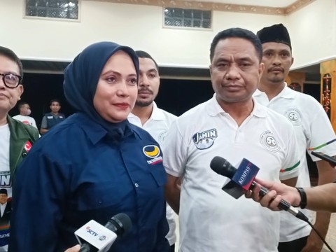 Ketua TKD AMIN Maluku, Rosita Usman (mengenakan kerudung), di Ambon, Minggu (14/1). Foto: Hedi/kumparan