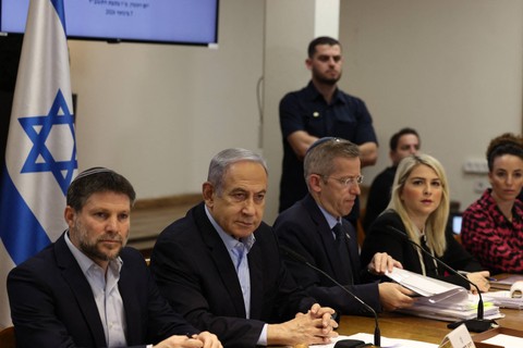 Perdana Menteri Israel Benjamin Netanyahu (2-kiri) memimpin rapat kabinet mingguan di Kementerian Pertahanan di Tel Aviv pada 7 Januari 2024.  Foto: Ronen Zvulun / POOL / AFP