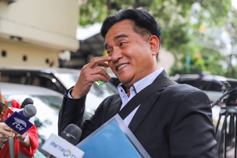 Pakar hukum tata negara Yusril Ihza Mahendra tiba di Polda Metro Jaya, Jakarta, Senin (15/1).  Foto: Iqbal Firdaus/kumparan