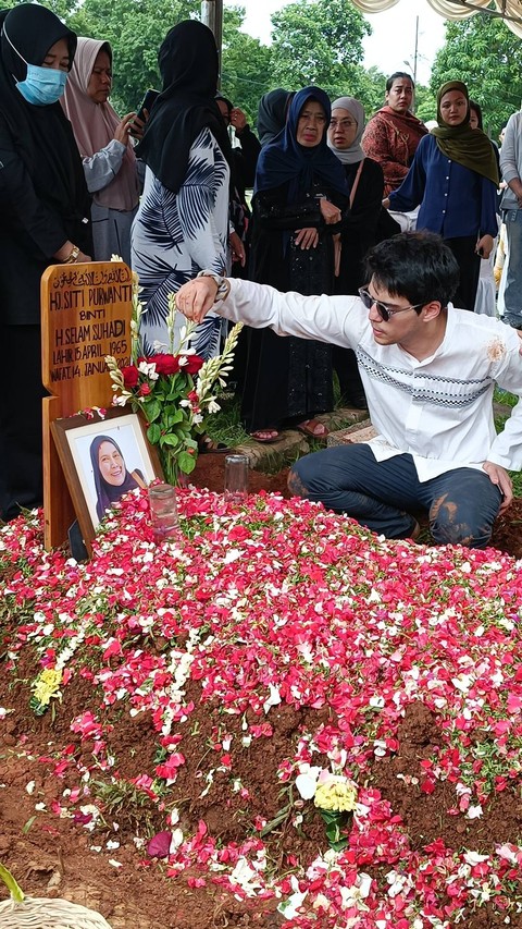 Pemakaman Ibunda Maxime Bouttier, TPU Jeruk Purut, Senin (15/1/2024). Foto: Giovanni/kumparan